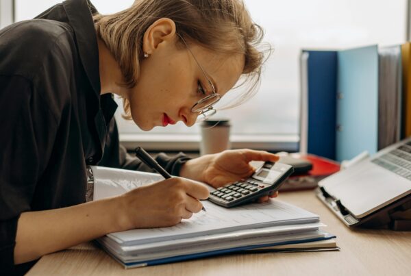 Akuntansi Bisnis: Pengertian, Fungsi, dan Peran