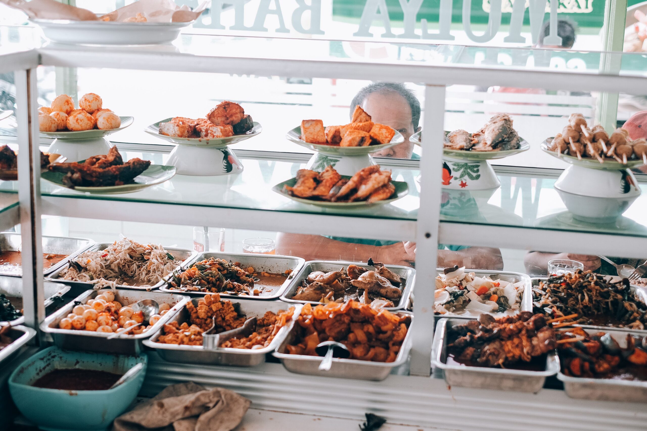 Membangun Rumah Makan: Tips dan Strategi agar Bertahan Lama