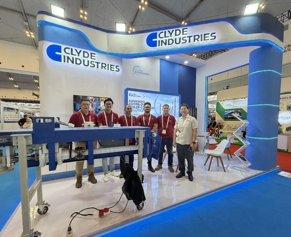 Agustinus Tjhay (kanan) bersama tim PT Clyde Industries Indonesia di stan Clyde Industries, Enlit Asia 2026, ICE BSD